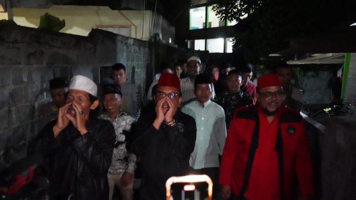 Wali Kota Bitung, Maurits Mantiri, saat bangunkan sahur warga di Girian Weru I, Kecamatan Girian, Kota Bitung, Sulawesi Utara, Kamis (13/3/2023).