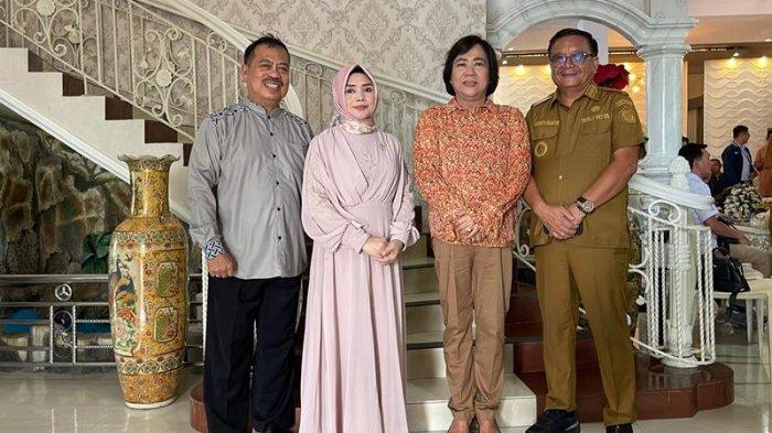 Wali Kota Bitung Maurits Mantiri saat menghadiri Halalbihalal di kediaman Ketua Harian Koni Bitung H Ruslan Abdul Gani, Selasa (30/4/2024).