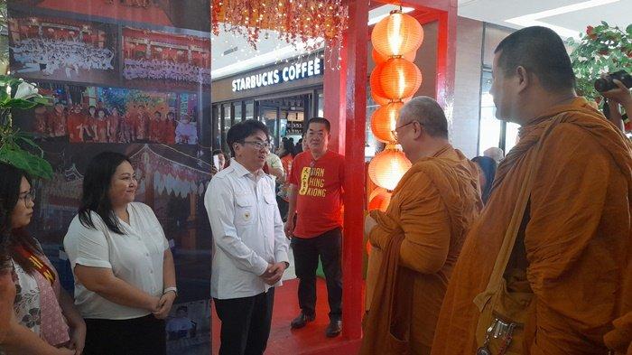 HADIR - Wali Kota Manado Andrei Angouw menghadiri pembukaan Buddhist Exhibition di Atrium Mantos 3, Kota Manado, Sulawesi Utara (Sulut), Rabu (28/5/2025).