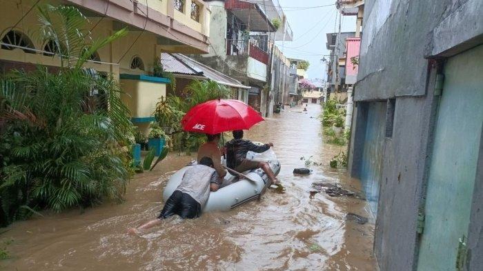 Warga Kelurahan Komo Luar dievakuasi dari banjir di Manado, Jumat (27/1/2023).