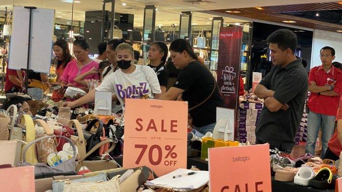 Warga Manado berburu diskon barang Branded di salah satu Mall yang ada di Kota Manado Sulawesi Utara, Rabu (13/12/2023). (tribunmanado.co.id/Wendia Putra Paputungan)