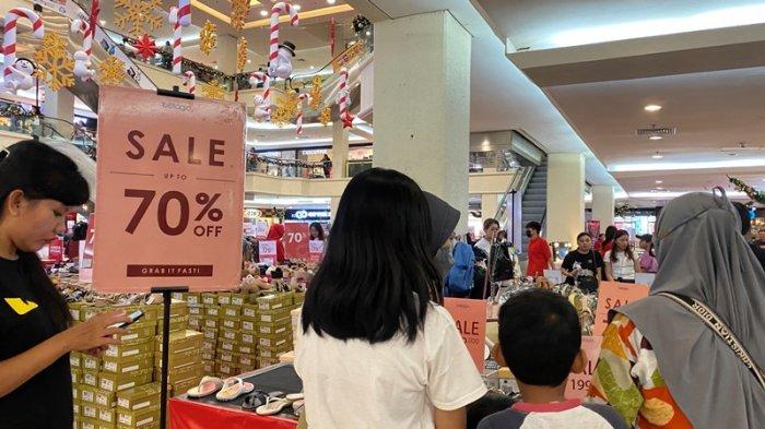 Warga Manado berburu diskon barang Branded di salah satu Mall yang ada di Kota Manado Sulawesi Utara, Rabu (13/12/2023). (tribunmanado.co.id/Wendia Putra Paputungan)