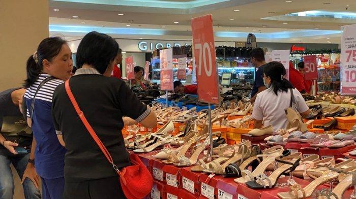 Warga Manado berburu diskon barang Branded di salah satu Mall yang ada di Kota Manado Sulawesi Utara, Rabu (13/12/2023). (tribunmanado.co.id/Wendia Putra Paputungan)