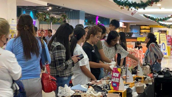 Warga Manado berburu diskon barang Branded di salah satu Mall yang ada di Kota Manado Sulawesi Utara, Rabu (13/12/2023). (tribunmanado.co.id/Wendia Putra Paputungan)