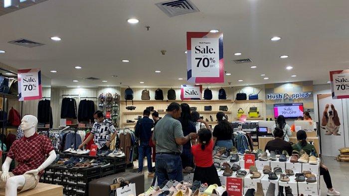 Warga Manado berburu diskon barang Branded di salahs atu Mall yang ada di Kota Manado, Sulawesi Utara, Rabu (13/12/2023). (tribunmanado.co.id/Wendia Putra Paputungan)