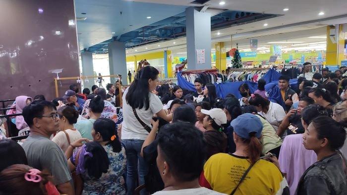 Warga Sulawesi Utara Rebutan Pakaian Murah di Bazaar Serba Rp 11 Ribu di Lippo Plaza Manado