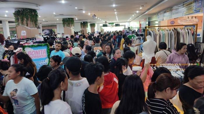 Warga Sulawesi Utara Rebutan Pakaian Murah di Bazaar Serba Rp 11 Ribu di Lippo Plaza Manado