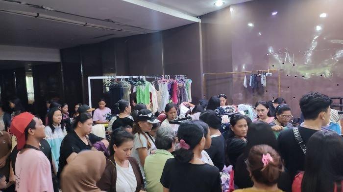 Warga Sulawesi Utara Rebutan Pakaian Murah di Bazaar Serba Rp 11 Ribu di Lippo Plaza Manado