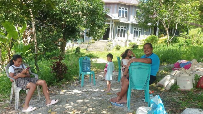 ISU TSUNAMI TALAUD - Warga desa Rainis dan Rainis Batupenga berbondong-bondong naik ke dataran tinggi saat Isu Tsunami di Talaud Rabu (30/7/2025).