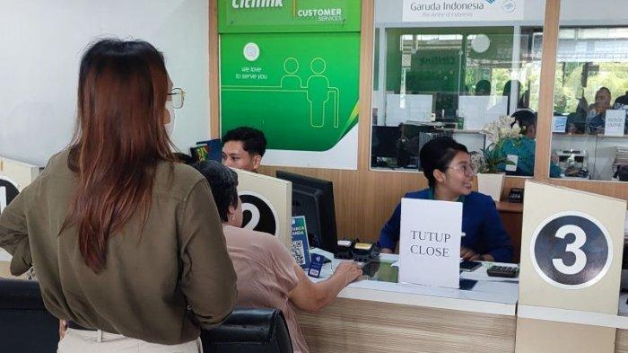 Warga mencari informasi penerbangan di Bandara Sam Ratulangi, Manado, Sulawesi Utara, Senin (22/4/2024).