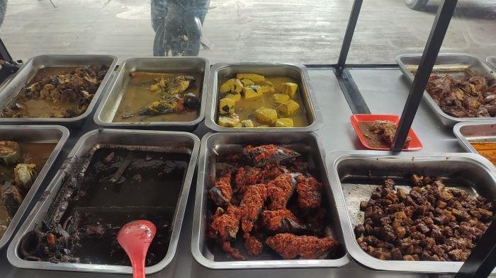 Warung makan sultana yang terletak di Jalan Pogidon, Tumumpa Satu, Kecamatan Tuminting, Kota Manado, Sulawesi Utara, selalu ramai pengunjung.