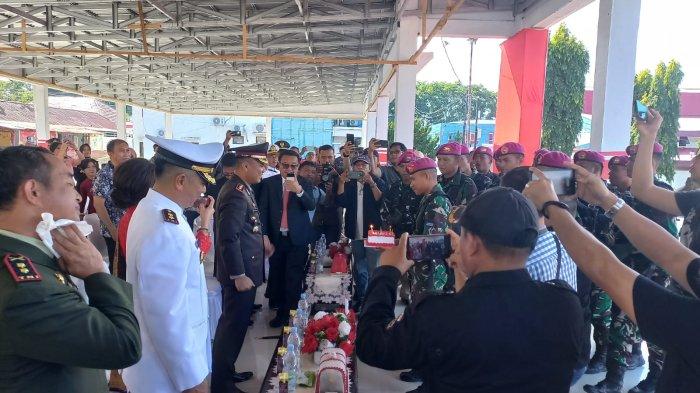 Yonmarhanlan VIII/Bitung mengerumuni Kapolres Bitung, AKBP Tommy Bambang