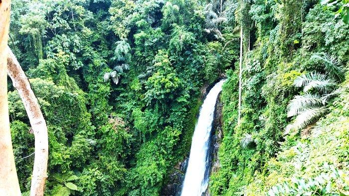 Suasana objek wisata Air Terjun Kengkang di Desa Timbukar, Kabupaten Minahasa, Sulut.