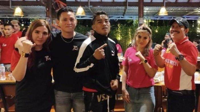 Aisya Christine Bibisa Manager TCW Fighting Camp bersama juara Nasional One Pride MMA, Windry Patilima.