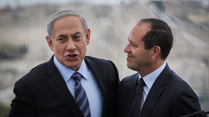 Perdana Menteri Benjamin Netanyahu (kiri) dan Wali Kota Yerusalem Nir Barkat