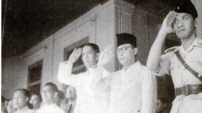 Arnold Mononutu (ketiga dari kanan), Mohammad Hatta (kedua dari kanan), dan Sultan Hamengku Buwono IX (kanan) meninjau parade militer di Yogyakarta pada tanggal 20 Februari 1948.