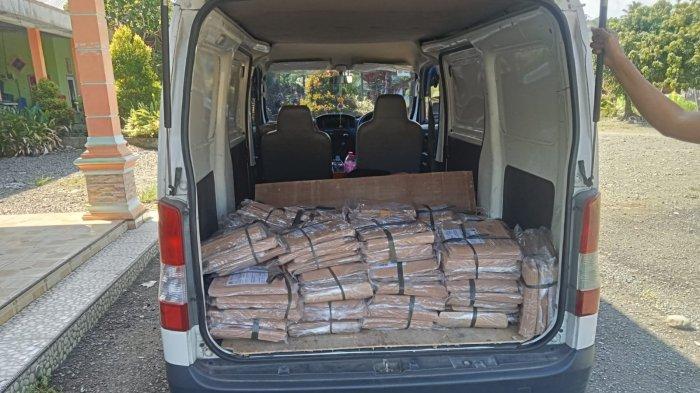 Logistik Pilkada 2024 mulai masuk ke gudang KPU Bolmong, Sulawesi Utara, Kamis (17/10/2024).