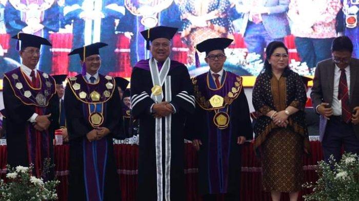 Gubernur Sulawesi Utara, Olly Dondokambey, mendapat gelar Doktor Honoris Causa dari Universitas Sam Ratulangi (Unsrat) Manado, Kamis (21/9/2023).