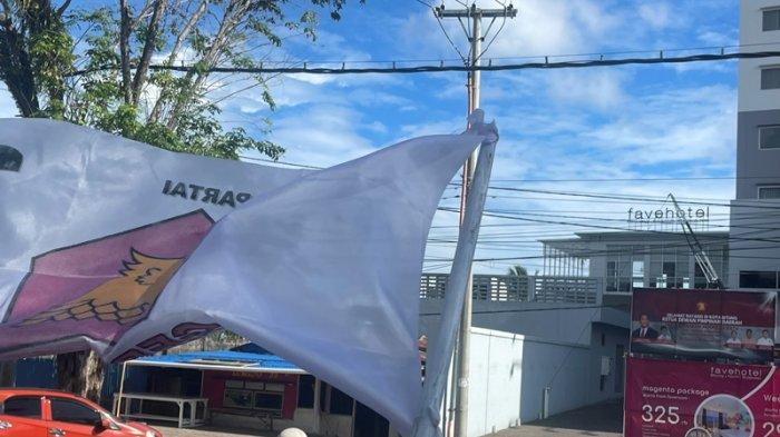 Atribut bendera Partai Gerindra terpasang di taman tengah jalan protokol kota Bitung.
