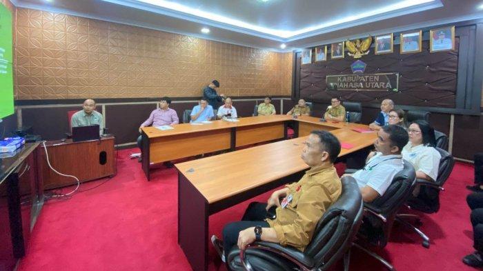 Rapat pembahasan pengelolaan Taman Kehati Kaki Dian bersama Bupati Minut Joune Ganda dan Wakil Bupati Kevin Lotulung di Kantor Bupati Minut, Senin (24/7/2023).