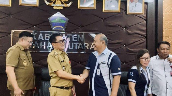 Bupati Minut Joune Ganda berjabat tangan dengan perwakilan PT Tirta Investama Airmadidi Imanuel Adoeng dalam pertemuan membahas konservasi Taman Kehati Kaki Dian di Kantor Bupati Minut, Senin (24/7/2023).