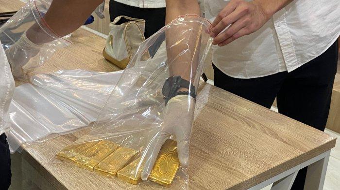 Barang bukti berupa emas batangan yang dihadirkan saat konferensi pers dugaan tindak pidana pertambangan mineral dan batu bara oleh Ditreskrimsus Polda Sulawesi Utara, Rabu (24/4/2024).