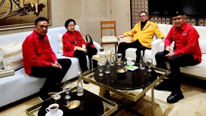 Bendahara Umum DPP PDIP Olly Dondokambey mendampingi Ketua Umum PDIP Megawati Soekarnoputri saat menyambut Ketua Umum Partai Hanura Osman Sapta Odang (OSO) dan rombongannya di markas PDIP Jalan Pangeran Diponegoro, Menteng, Jakarta, Senin (28/8/2023).