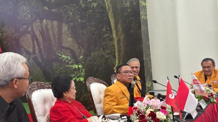 Bendahara Umum DPP PDIP Olly Dondokambey mendampingi Ketua Umum PDIP Megawati Soekarnoputri saat menyambut Ketua Umum Partai Hanura Osman Sapta Odang (OSO) dan rombongannya di markas PDIP Jalan Pangeran Diponegoro, Menteng, Jakarta, Senin (28/8/2023).