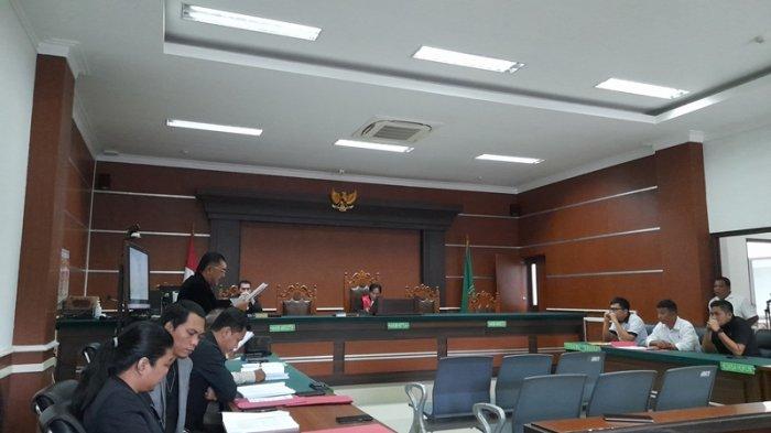 SIDANG PRAPERADILAN AGK - Suasana Sidang praperadilan dengan pemohon Asiano Gemmy Kawatu (AGK) terhadap Polda Sulut berlangsung sengit, Senin (2/6/2025) di Pengadilan Negeri Manado. Terkait pengusutan kasus dugaan penyimpangan dana hibah GMIM.