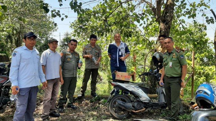 Sejumlah personel Forum Kolaborasi Pengembangan Kaki Dian yang terlibat pada aksi bersih-bersih di ikon wisata Kabupaten Minahasa Utara itu, Selasa (26/9/2023).