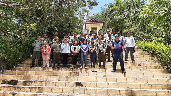 Para personel Forum Kolaborasi Pengembangan Kaki Dian yang terlibat aksi bersih-bersih di ikon wisata Kabupaten Minahasa Utara itu, Selasa (26/9/2023).
