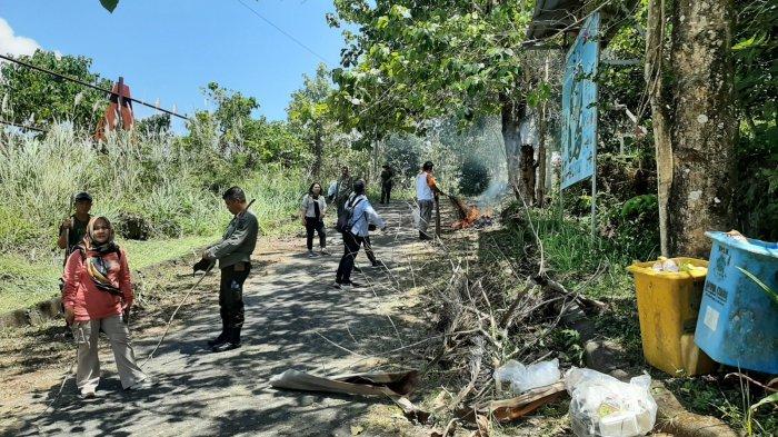Pembersihan kawasan depan tangga Kaki Dian, Minahasa Utara, Selasa (26/9/2023).