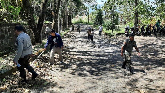 Aksi bersih-bersih di ikon wisata Kabupaten Minahasa Utara oleh Forum Kolaborasi Pengembangan Kaki Dian, Selasa (26/9/2023).