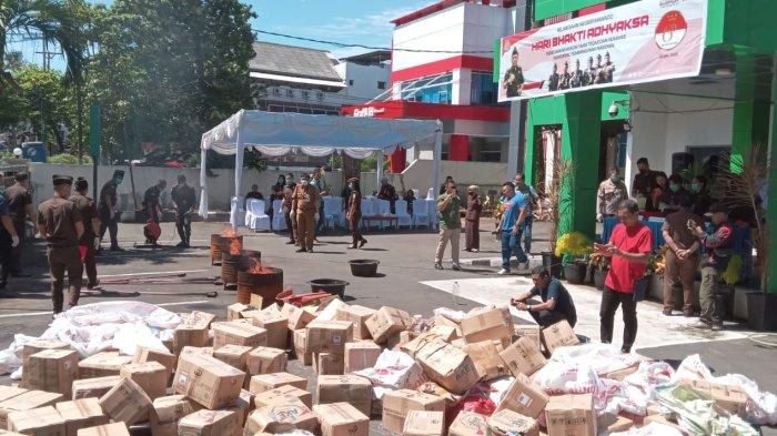 Pemusnahan barang bukti di Kejari Manado, Sulawesi Utara, Selasa (18/7/2023).