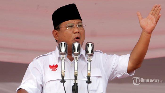 Capres nomor urut satu, Prabowo Subianto menyampaikan orasi ketika kampanye akbar di Gelora Bung Karno, Senayan, Jakarta Pusat, Minggu (22/6/2014). Prabowo mengajak para simpatisan yang hadir untuk menggunakan hak pilihnya pada pilpres mendatang guna memenangkan pasangan Prabowo-Hatta.