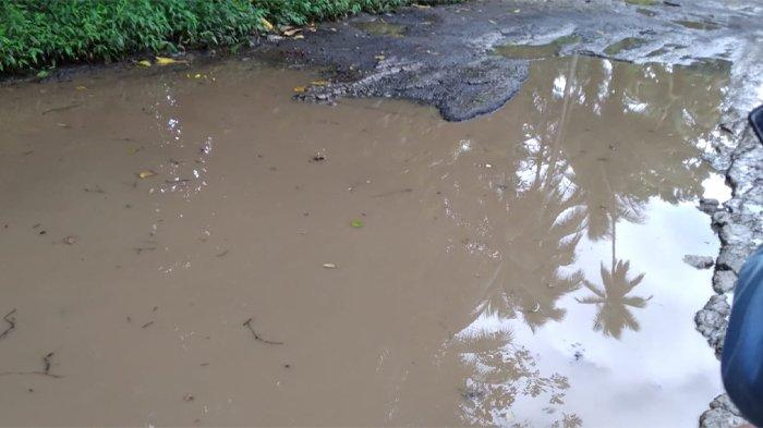 Jalan rusak di Tumbohon menuju Talawaan