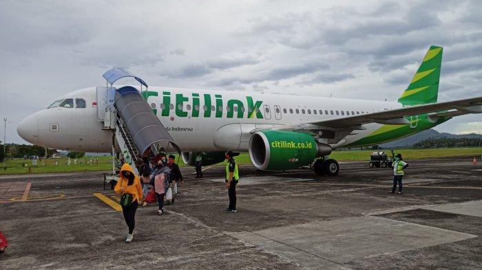 Penumpang baru saja turun dari Pesawat Citilink di Bandara Sam Ratulangi, Kota Manado, Sulut, Senin 21 Desember 2020.