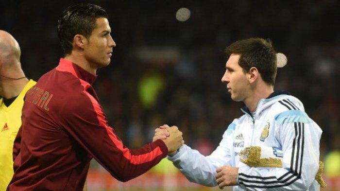 Cristiano Ronaldo dan Lionel Messi berjabat tangan dalam laga persahabatan antara Timnas Portugal menghadapi Argentina di Stadion Old Trafford, Manchester, pada November 2014.