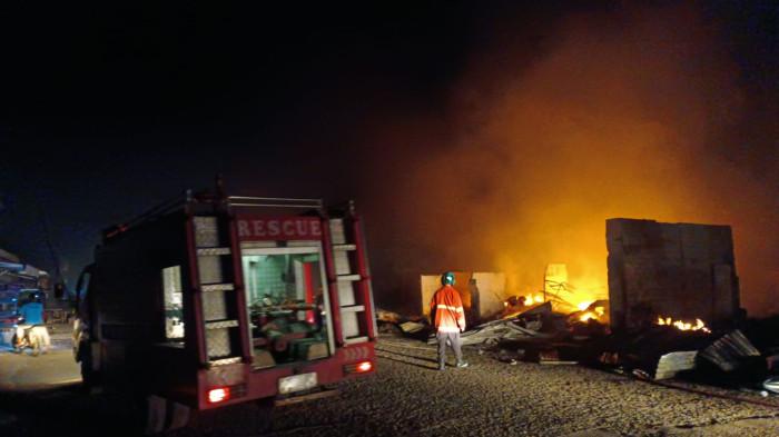 PASAR LOLAK TERBAKAR: Suasana damkar saat proses pemadaman api di pasar Lolak, Kecamatan Lolak, Kabupaten Bolaang Mongondow, Sulawesi Utara Minggu (27/07/2025) dini hari.