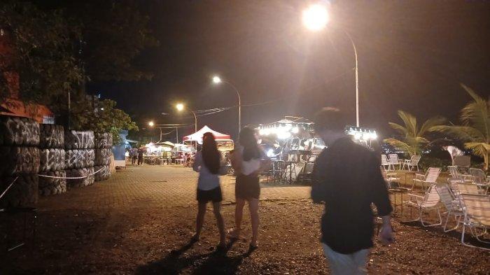 TRAVEL - SunBae, tempat nongkrong di parkiran Dispar Manado, Sulawesi Utara. SunBae bisa menjadi salah satu rekomendasi tempat menyaksikan sunset di Teluk Manado.