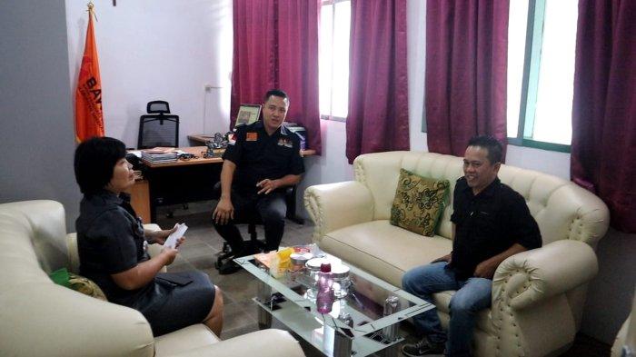Camat Kalawat, Ferlie Nassa, bersama Ketua Bawaslu Minut, Rocky Ambar dan Koordintator Divisi Penangangan Pelanggaran dan Penyelesaian Sengketa Bawaslu Minut, Waldi Mokodompit.