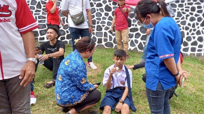 Siswa SMP Negeri 1 Kalawat, Timothy Kansil, saat perawatan karena hampir pingsan di Upacara HUT ke-78 RI di Minut, Sulawesi Utara, Kamis (17/8/2023).
