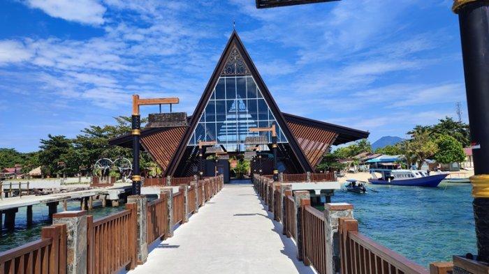 Dermaga wisata Pulau Bunaken, Manado, Sulawesi Utara