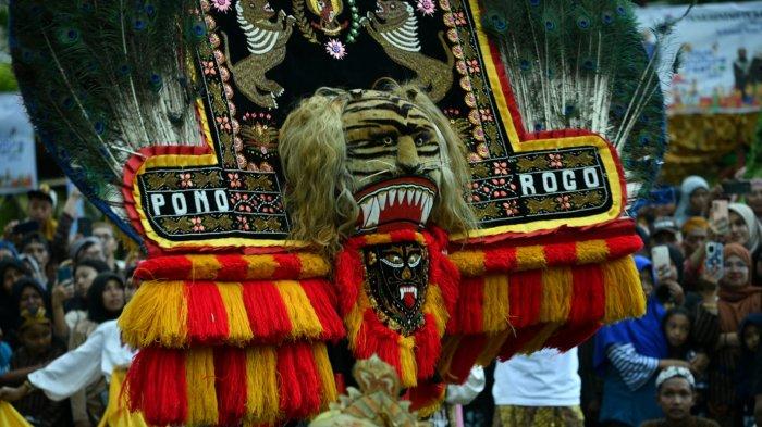 Reog Ponorogo saat Java Culture Festival Volume II di Lapangan Arjuna Desa Purworejo, Modayag, Boltim, Sulawesi Utara, Minggu (5/6/2023).
