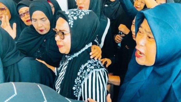 Emak-emak pendukung Lilis Suryani menghadiri persidangan kasus emas di Pengadilan Negeri (PN) Manado, Sulawesi Utara, Rabu (11/9/2024).