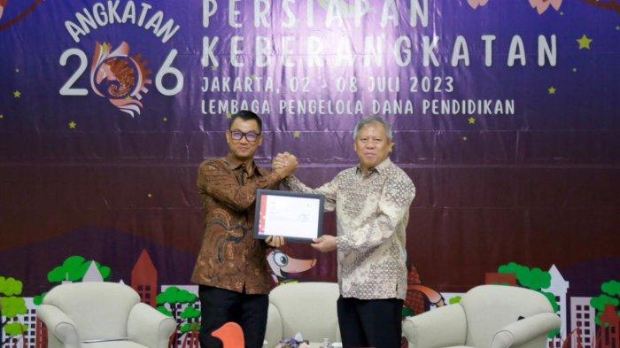 Pemberian cenderamata kepada Direktur Utama PLN, Darmawan Prasodjo (kiri) yang diberikan oleh Direktur Beasiswa LPDP, Dwi Larso (kanan).