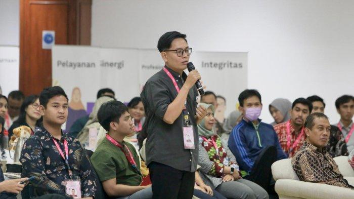 Antusiasme peserta penerima beasiswa LPDP dengan tujuan S2 Ilmu Administrasi Universitas Indonesia, Hilman Butar Butar saat memberikan pertanyaan kepada Direktur Utama PLN, Darmawan Prasodjo.