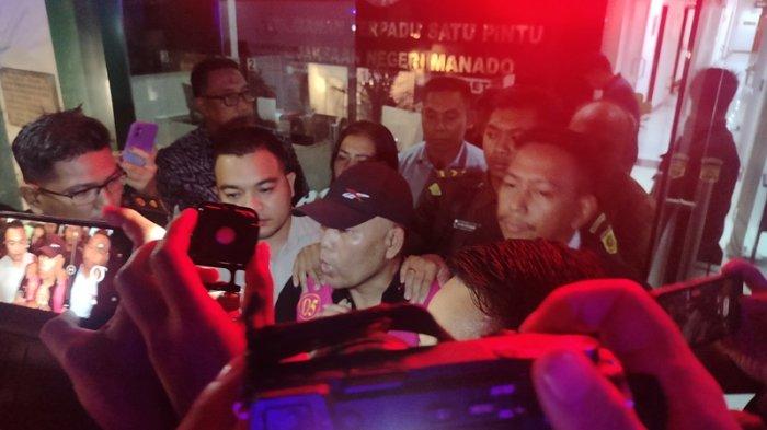 Mantan Kepala Dinas Sosial Manado, Sammy Kaawoan, saat ditahan Kejari Manado karena terlibat kasus korupsi bansos ikan kaleng tahun 2020, Rabu (4/10/2023).