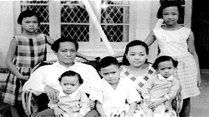 DN Aidit bersama istrinya, Soetanti dan anak-anaknya.