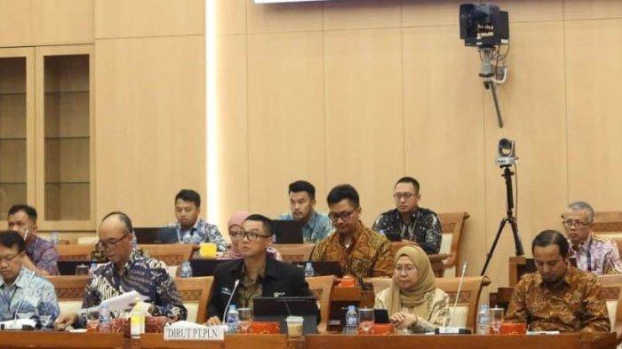 Direktur Utama PLN, Darmawan Prasodjo (tengah) didampingi Direktur Transmisi dan Perencanaan Sistem PLN, Evy Haryadi (kedua dari kiri), Direktur Niaga dan Retail PLN, Edi Srimulyanti (kedua dari kanan), Direktur Utama PLN Icon Plus, Ari Rahmat Indra Cahyadi (kanan), Direktur Utama PLN Energi Primer Indonesia, Iwan Agung Firstantara (kiri), serta jajaran manajemen PLN menghadiri Rapat Dengar Pendapat dengan Komisi VII DPR RI, di Jakarta, Rabu (5/7).